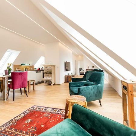 Grosse Dachgeschosswohnung Im Herzen Von Štýrský Hradec Exteriér fotografie