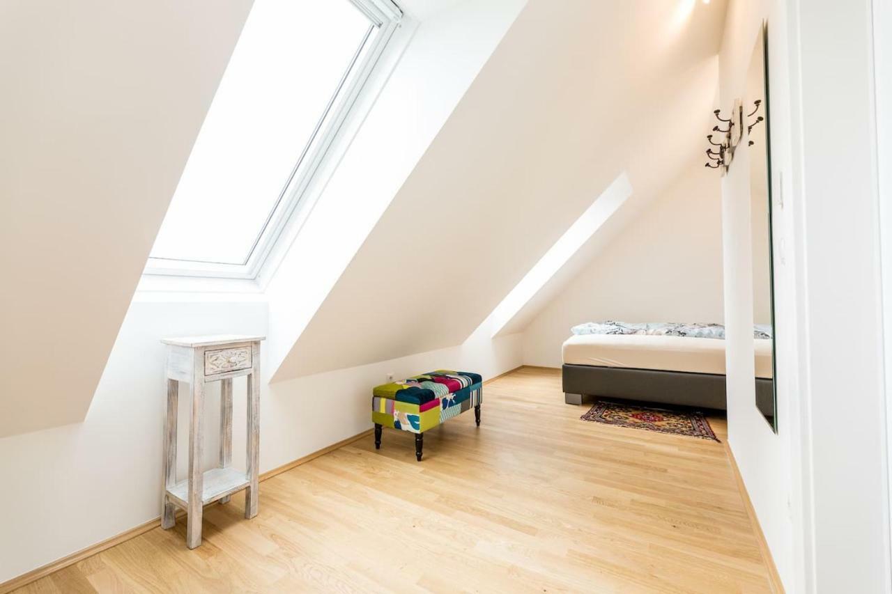 Grosse Dachgeschosswohnung Im Herzen Von Štýrský Hradec Exteriér fotografie