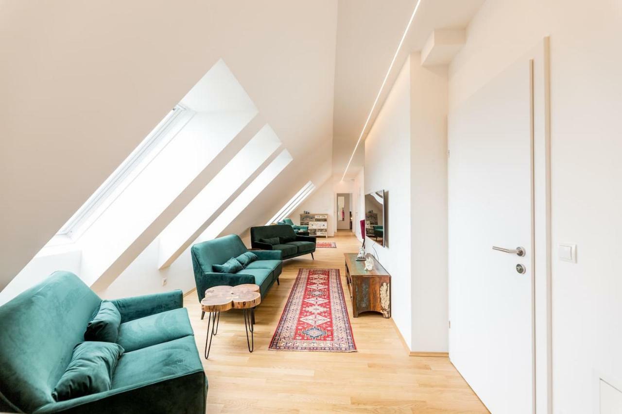 Grosse Dachgeschosswohnung Im Herzen Von Štýrský Hradec Exteriér fotografie