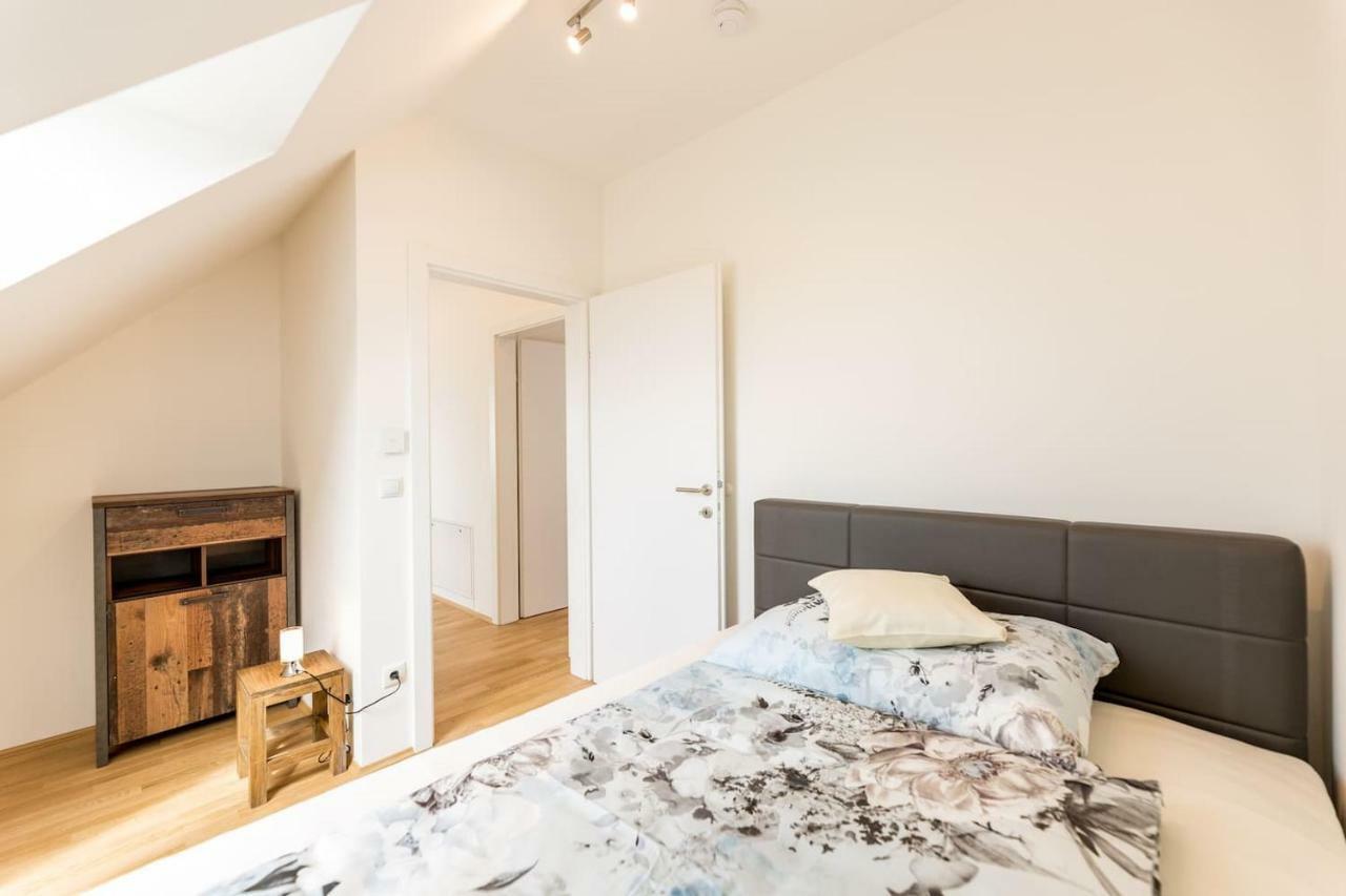 Grosse Dachgeschosswohnung Im Herzen Von Štýrský Hradec Exteriér fotografie