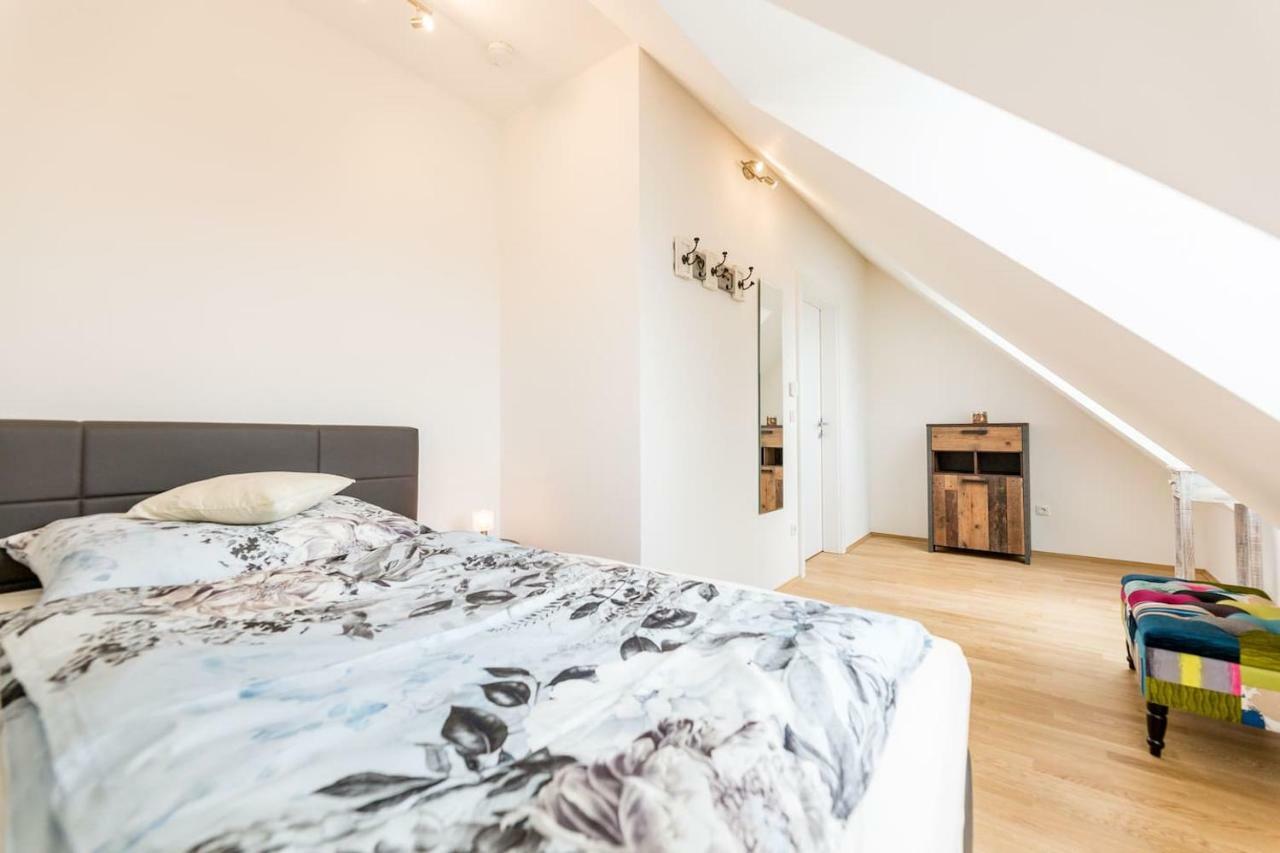 Grosse Dachgeschosswohnung Im Herzen Von Štýrský Hradec Exteriér fotografie
